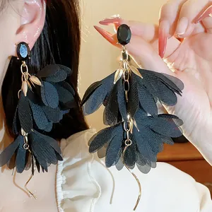 Eleganti orecchini a petalo in chiffon nero con dettaglio nappa a spirale oro.