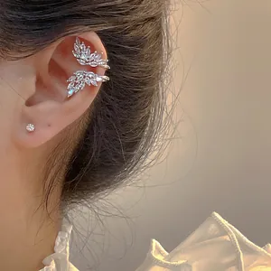 Dettaglio ravvicinato di un elegante ear cuff a farfalla con zirconi sull'orecchio