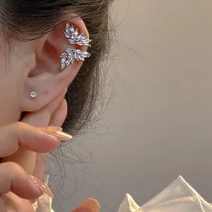 Dettaglio ravvicinato di un elegante ear cuff a farfalla in zircone per orecchie non forate