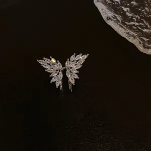 Vista dettagliata di un elegante ear cuff a farfalla in zircone scintillante con finitura argento