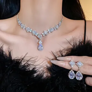 Parure de bijoux élégante avec collier et boucles d'oreilles en zircon goutte d'eau.