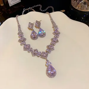 Parure de bijoux de luxe avec collier et boucles d'oreilles en zircon pour mariage