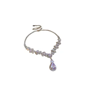 Collier élégant en argent avec maillons en zircon et pendentif en forme de poire
