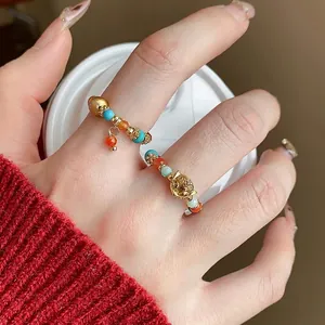 Anello elastico in perle colorate fatto a mano con ciondolo a testa di tigre dorata