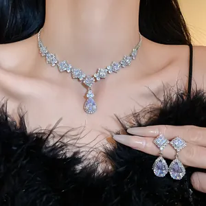 Détail rapproché de la parure de bijoux élégante en zircone avec collier et boucles.