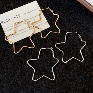 Elegantes pendientes de aro con forma de estrella en oro y plata diseño chic
