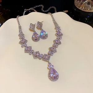 Élégant ensemble de bijoux en zircone violette sur une assiette décorative blanche