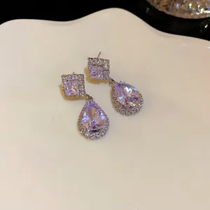 Vue détaillée d'élégantes boucles d'oreilles lavande en zircone avec pavage de strass