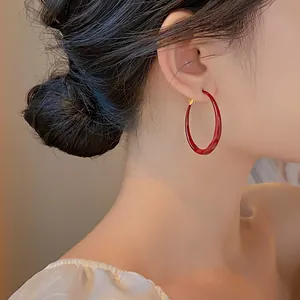 Eleganti orecchini a cerchio in smalto rosso da donna con perni in argento e oro
