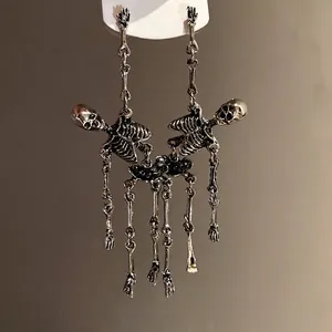 Orecchini a pendente con scheletro e nappe in argento antico stile punk gotico