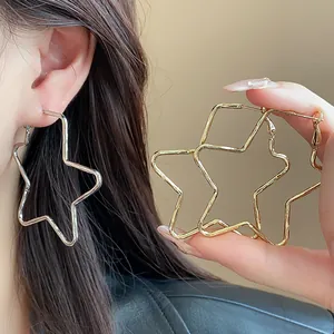 Aros de estrella minimalistas grandes con acabado dorado y plateado para mujeres elegantes