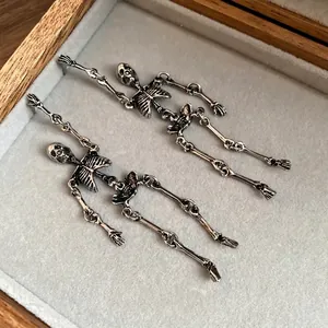 Orecchini pendenti a scheletro in argento ossidato vintage con design gotico per donna