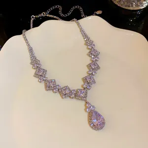 Vue détaillée d'un collier élégant avec un pendentif en zircon violet en goutte