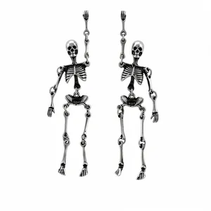 Orecchini a pendente a forma di scheletro in argento antico con struttura articolata.