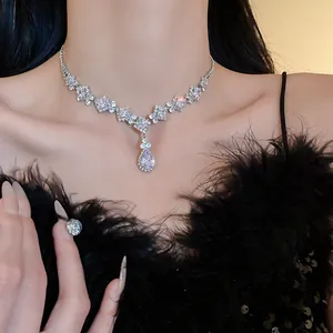 Élégant collier argenté avec pendentif en zircone en goutte d'eau pour look de mariée