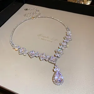 Gros plan d'un collier élégant en zircon avec pendentif goutte pour mariage et fête.