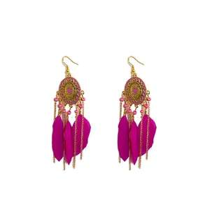 Boho Vintage Goldohrringe mit magentafarbenen Federn und kleinen rosa Perlen-Details