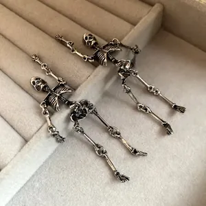 Dettaglio degli orecchini vintage a scheletro in argento con design a snodi mobili