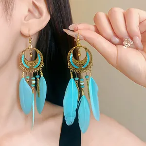 Detail von Böhmischen Türkis Feder Quaste Ohrringen mit goldenem Rahmen im Vintage-Stil