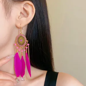 Boho-Federohrringe mit rundem Mandala-Design in leuchtendem Magenta-Pink