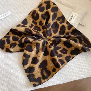 Scrunchie retrò in tessuto leopardato con design a foulard quadrato pieghettato elegante