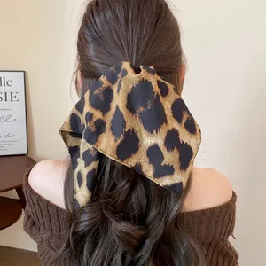 Elastico per capelli con stampa leopardata a pieghe retrò per coda di cavallo.