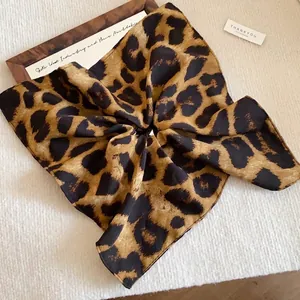 Elastico per capelli oversize in tessuto leopardato con design plissettato vintage.