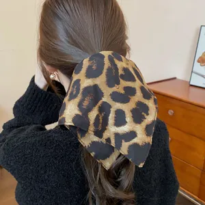 Dettaglio di un elastico per capelli leopardato vintage su una coda di cavallo