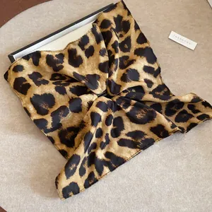Primo piano di elastico per capelli leopardato con trama in tessuto plissettato.