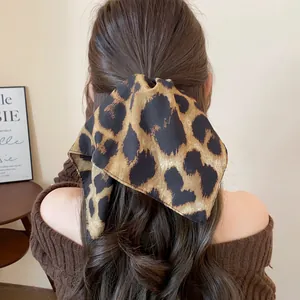 Dettaglio posteriore di un elastico in tessuto con stampa leopardata su una coda bassa