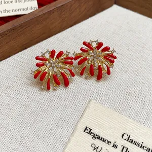 Orecchini a perno a forma di fuochi d'artificio con smalto rosso e cristalli