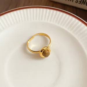 Detailansicht eines vergoldeten offenen Rings im Vintage-Stil mit rundem Zirkonstein.