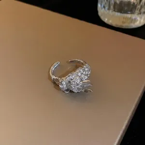 Bague ouverte élégante en forme de dragon argenté sertie de zircons étincelants