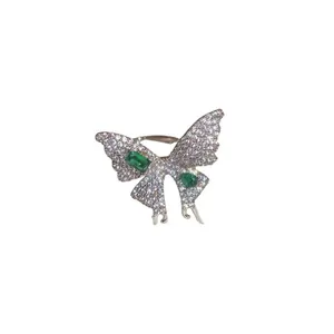 Bague papillon ajustable élégante avec zircone cubique et pierres émeraude