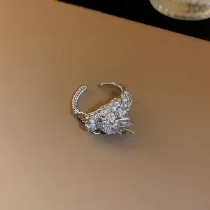 Gros plan détaillé d'une bague ouverte en forme de dragon avec des zircons brillants