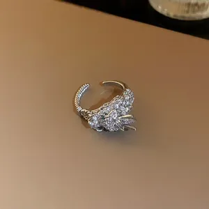 Macro détaillée d'une bague dragon argentée sertie de zircons blancs étincelants et brillants