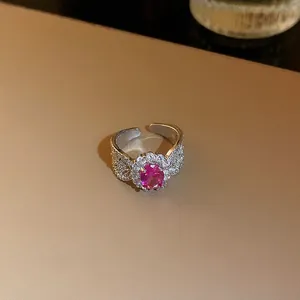 Détail en gros plan d'une bague dragon en argent avec une grande pierre rose en zircon.