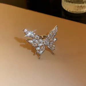 Détail macro d'une bague papillon en argent ornée de perles et pierres de zircon.