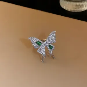 Bague papillon argentée avec zircons blancs et verts, design métal liquide dégoulinant