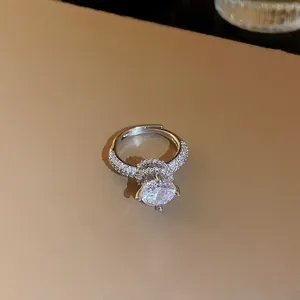 Vue détaillée d'une bague en argent de luxe avec un grand zircon brillant et pavé de pierres