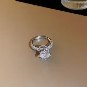 Vue détaillée d'une bague ajustable de luxe en zircon avec pavé de pierres scintillantes