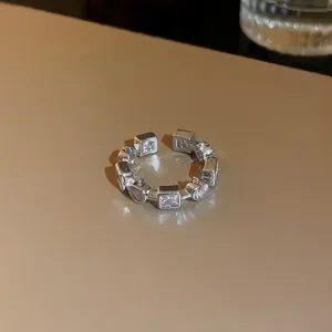 Vue détaillée d'une bague ouverte en argent avec zircons en forme de cœur et carré