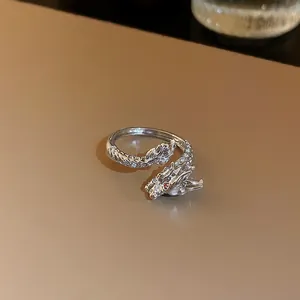 Vue rapprochée d'une bague dragon en argent sertie de zircons blancs étincelants