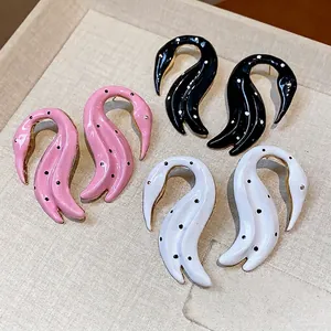 Pendientes de cisne elegantes con lunares de esmalte en rosa negro y blanco