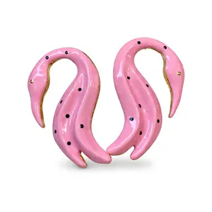 Pendientes de cisne de esmalte rosa únicos con lunares negros y elegantes bordes dorados