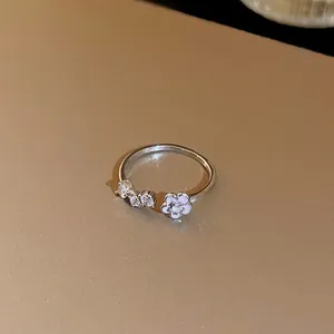 Vue détaillée d'une bague ouverte en argent sertie de zircons avec un élégant motif de fleur