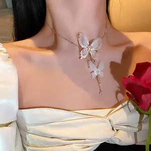 Choker élégant papillon en dentelle blanche avec perles et glands en cristal pour femme