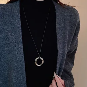 Collier Pendentif Rond Minimaliste Vintage Alliage Corde en Cuir Chaîne de Pull pour Femmes Bijoux Rétro Cadeau