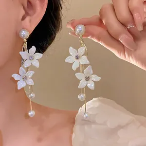 Elegante Legierung Blumen Künstliche Perlen Quasten Ohrhänger Mit Silber Ohrringpfosten Strass Besetzt Mode Schmuck Für Damen