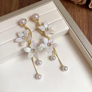 Elegante goldfarbene Blumen-Ohrringe mit Perlen und funkelnden Strass-Elementen